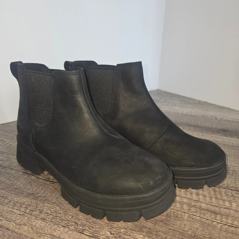 UGG Kids Ashton Chelsea Boots Black Waterproof Leather Lug Sole 1143662K Size 3Y